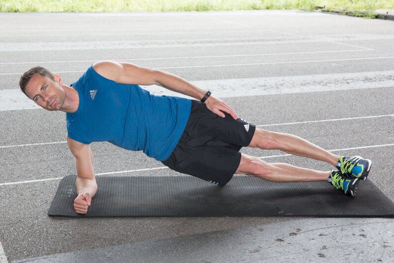Un homme effectue des exercices pour perdre du poids sur le ventre et sur les côtés. 