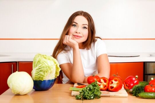 Fille sur une table avec des légumes
