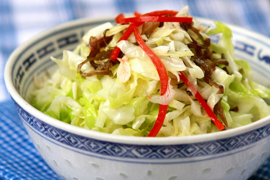 La salade de chou est l'une des options de plats diététiques préférées